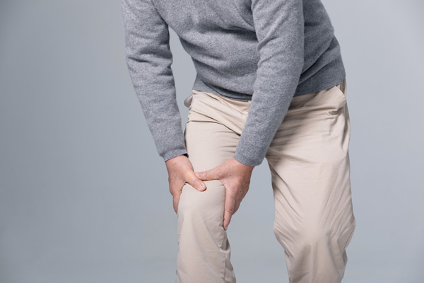 膝盖关节疼痛如何缓解？膝盖积液如何快速消除？