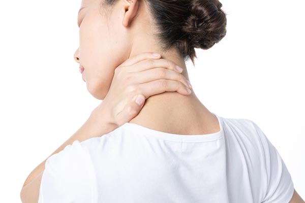 肩颈疼痛怎么缓解？职场白领常用的两种有效方法，你试过吗？