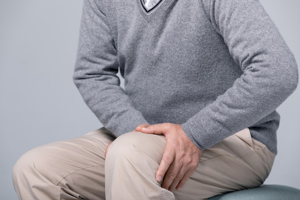 膝盖酸疼是怎么回事？膝盖酸痛怎么缓解？